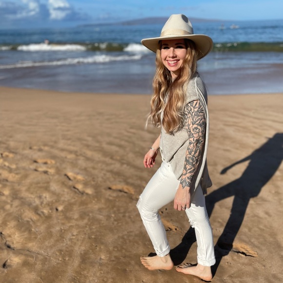 Meet your Posher, Amanda - Picture 2 of 2